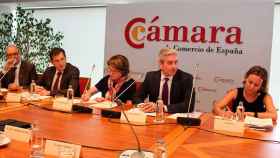 Asistentes a la Comisión de Industria de la Cámara de España (de izquierda a derecha): Andrés López-Morancho (Alstom), Víctor Audera (Ministerio de Industria), Inmaculada Riera (Cámara de España), Antonio Alonso (Alstom) y Mar Díaz (Cámara de España).