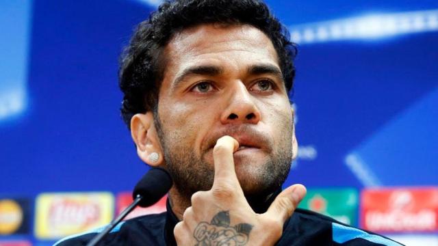 El exjugador del FC Barcelona Daniel Alves en una rueda de prensa con su ya antiguo equipo.