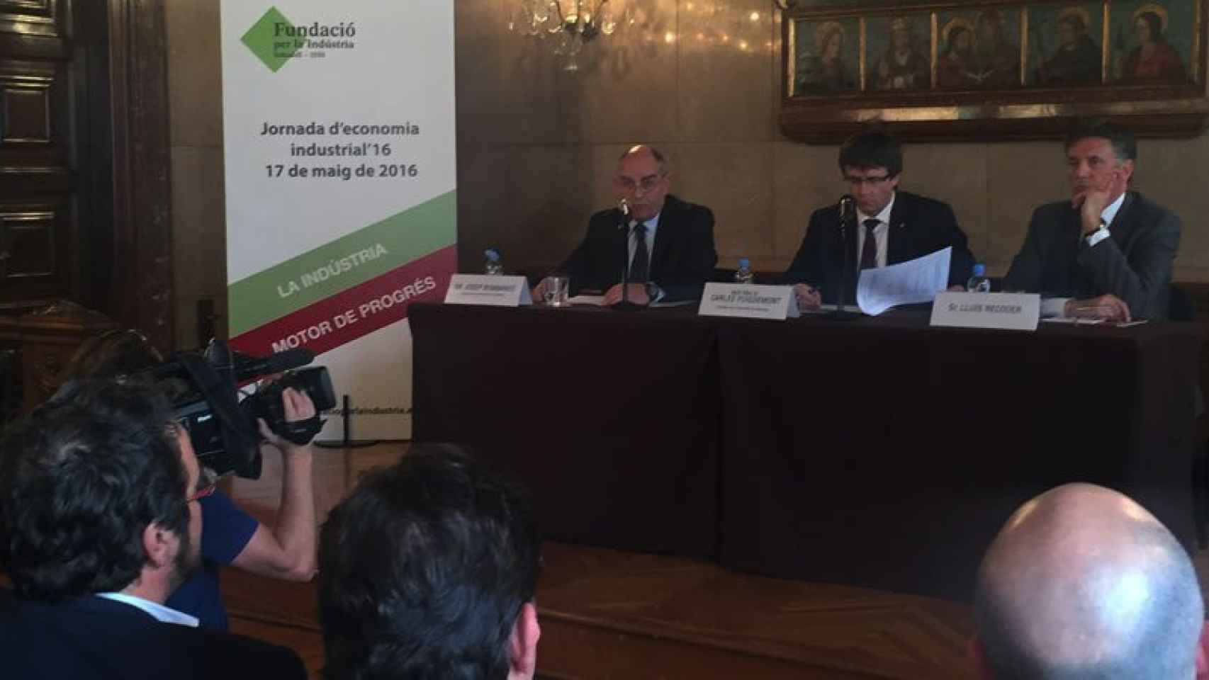 Carles Puigdemont (centro), presidente de la Generalitat, junto a Josep Bombardó (izquierda), presidente de la Fundación para la Industria, y Lluís Recoder (derecha), patrono de la institución.