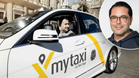 Un taxista de MyTaxi y Antonio Cantalapiedra, consejero delegado de la firma en España. 