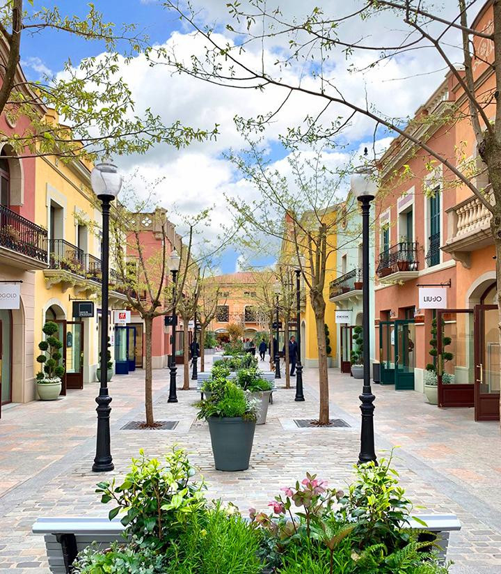 Una de las calles llena de tiendas de La Roca del Vallès / FACEBOOK