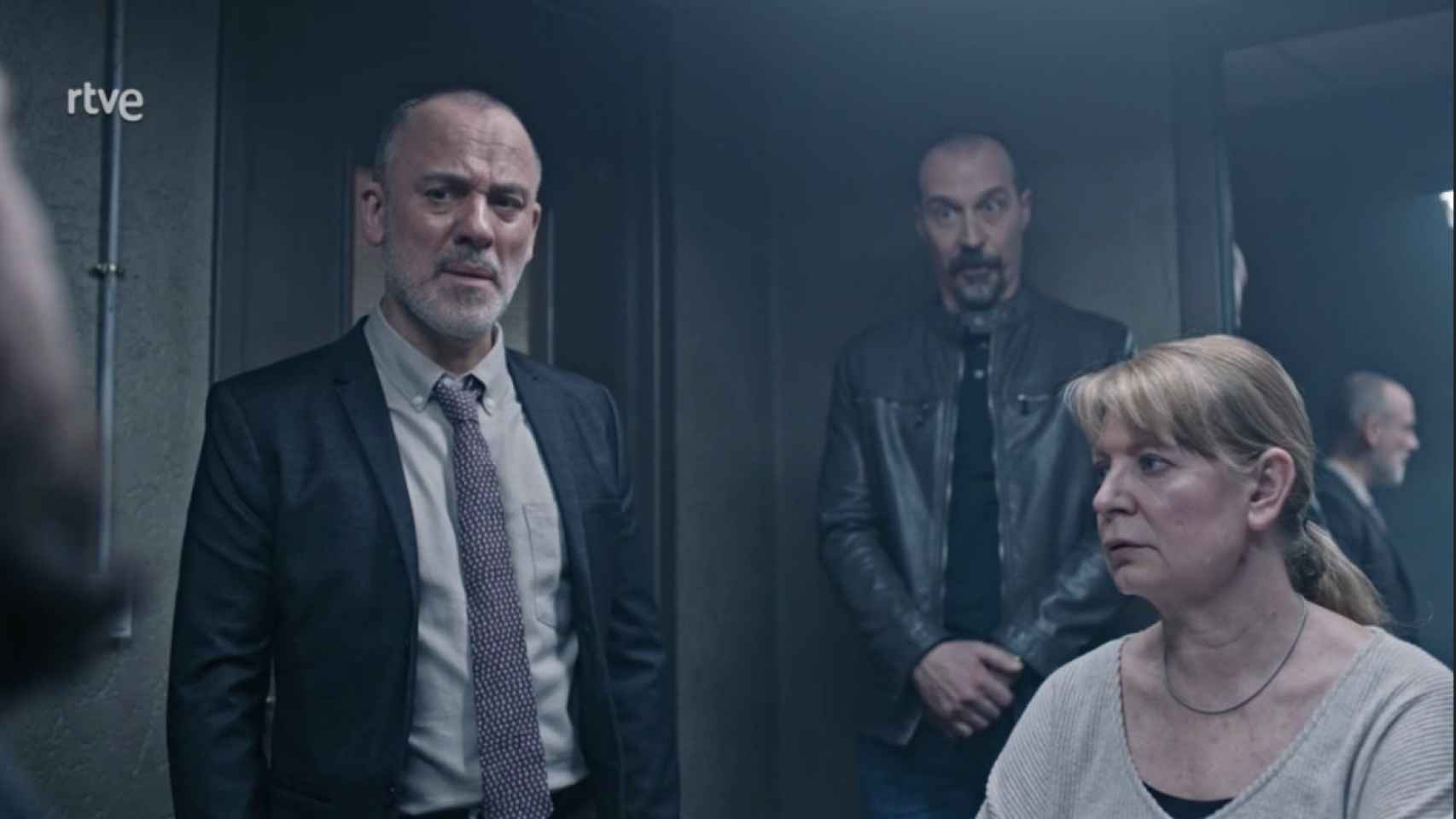 Fotograma donde Márquez se encuentra con Irina, la canguro georgiana de la forense, en el episodio 12 de la cuarta temporada / RTVE