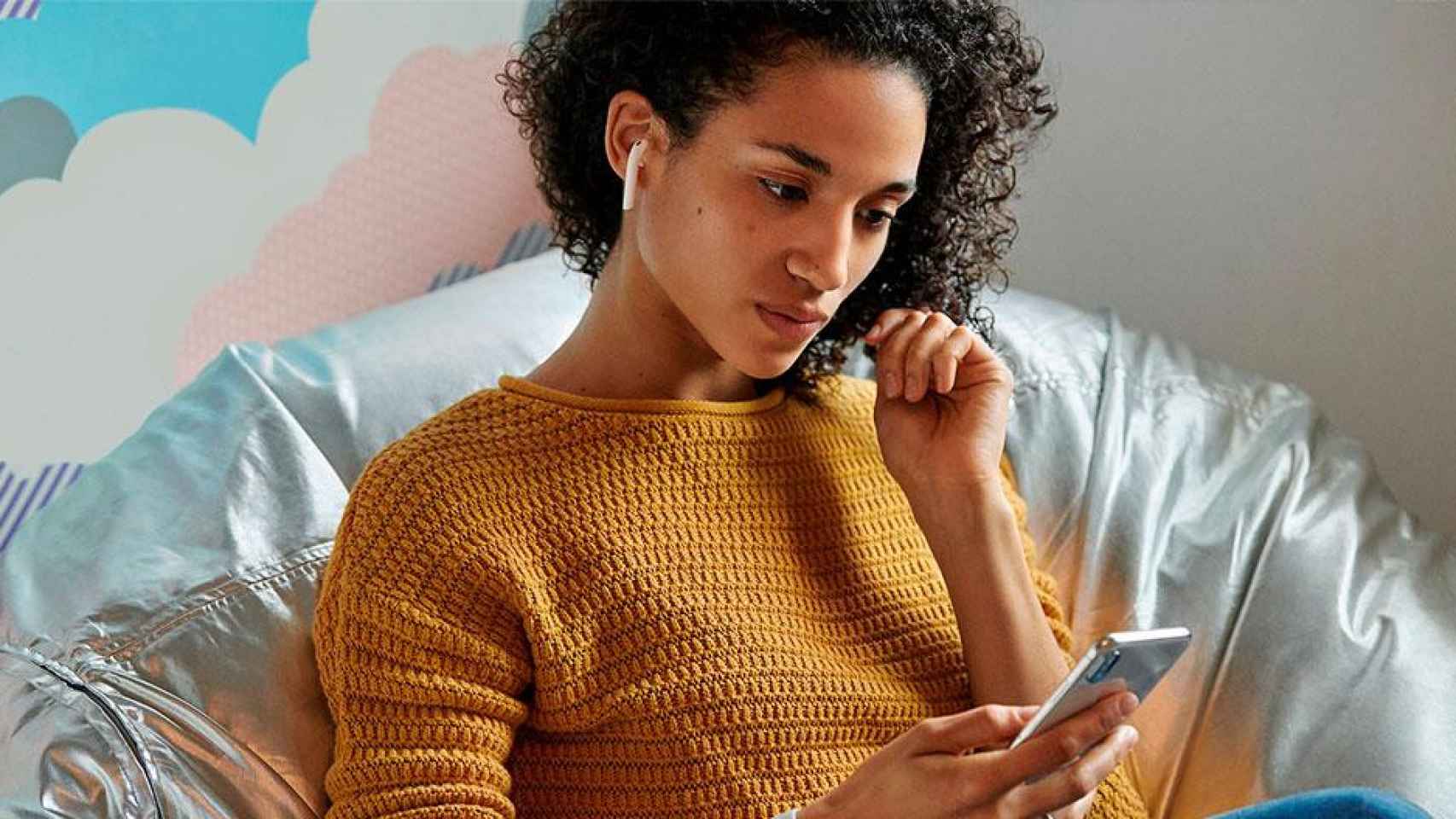 Mujer utilizando los Airpods 2 / APPLE NEWSROOM