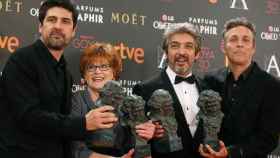 El realizador Cesc Gay, la productora Marta Esteban, el actor Ricardo Darín y el guionista Tomás Aragay, con sus premios Goya por 'Truman'.