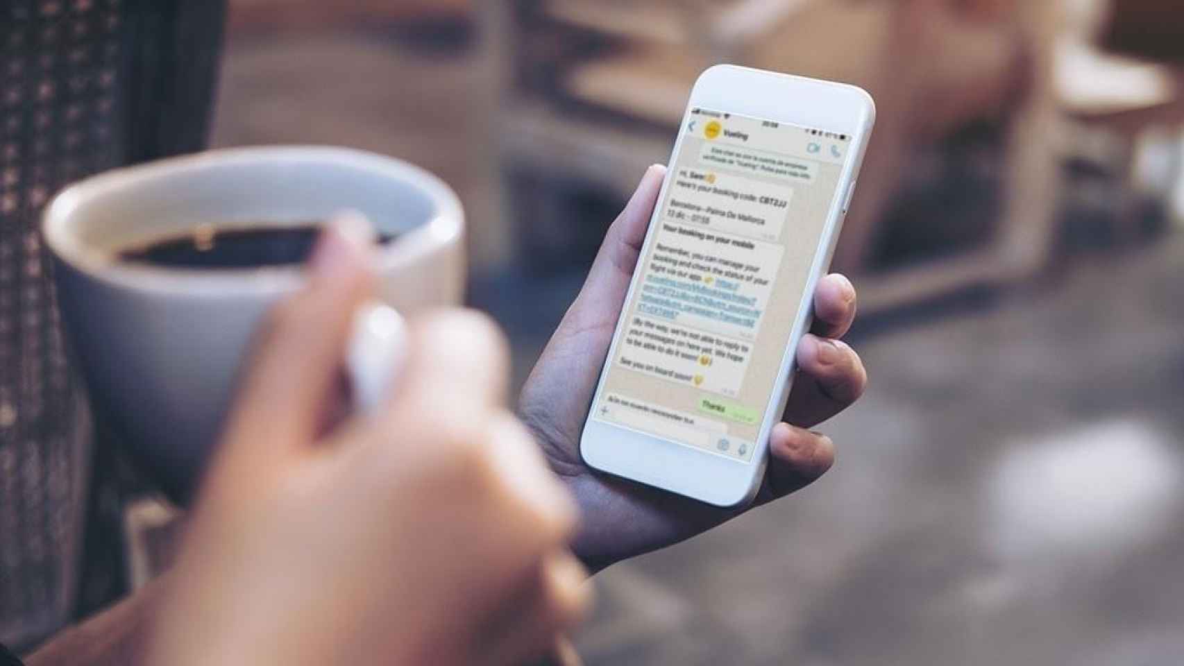 Una persona mira conversaciones de WhatsApp / EUROPA PRESS