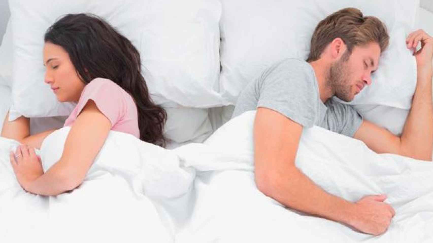 Una pareja descansa en la cama tras tener sexo / EFE