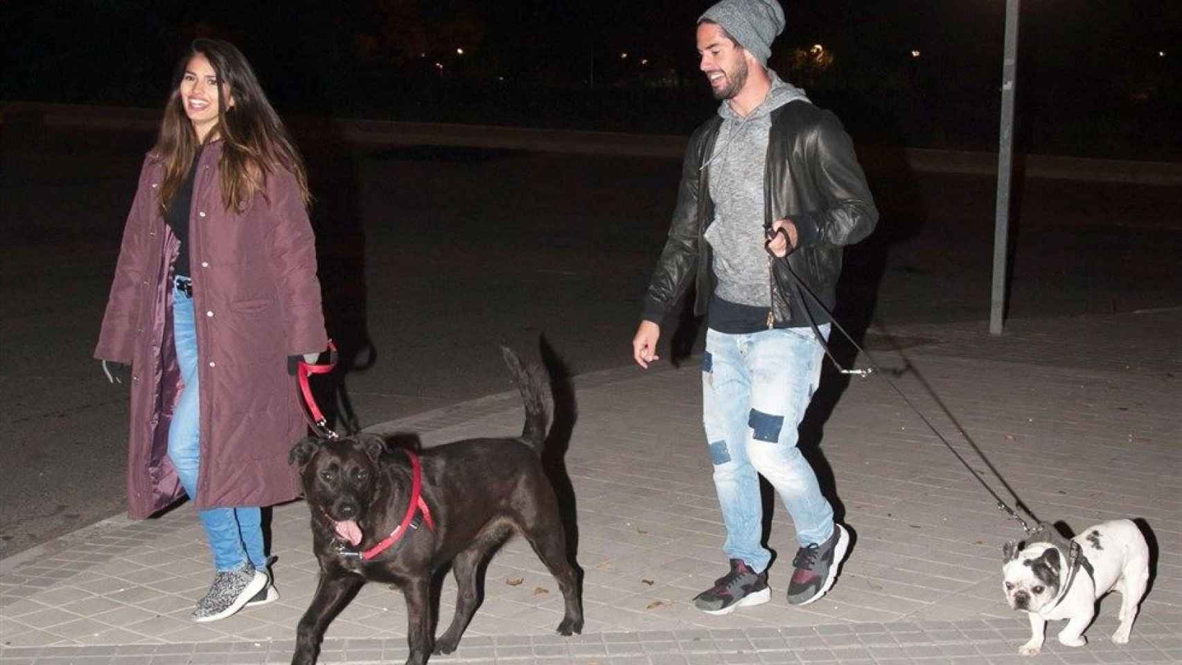 Isco y Sara Sálamo pasen a los perros de la actriz