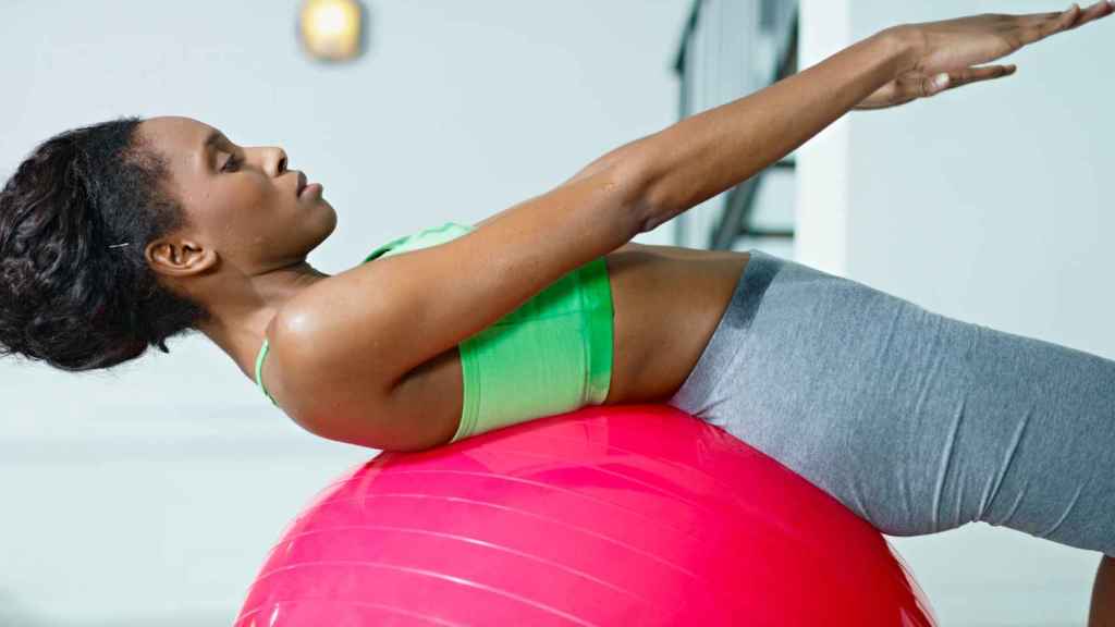 Una mujer trabajando su físico en el gimnasio / AGENCIAS