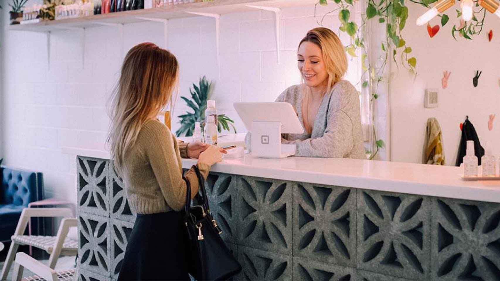 Mujeres realizando las compras navideñas / UNSPLASH