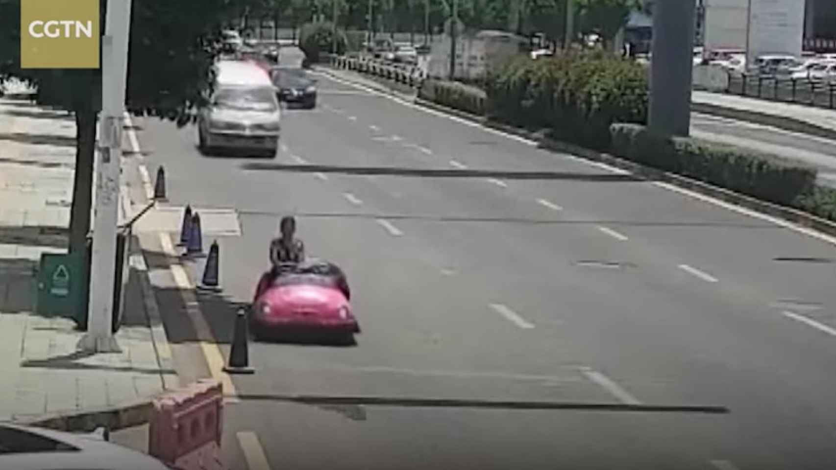 Una foto de la mujer conduciendo el 'coche de choque' por la vía pública