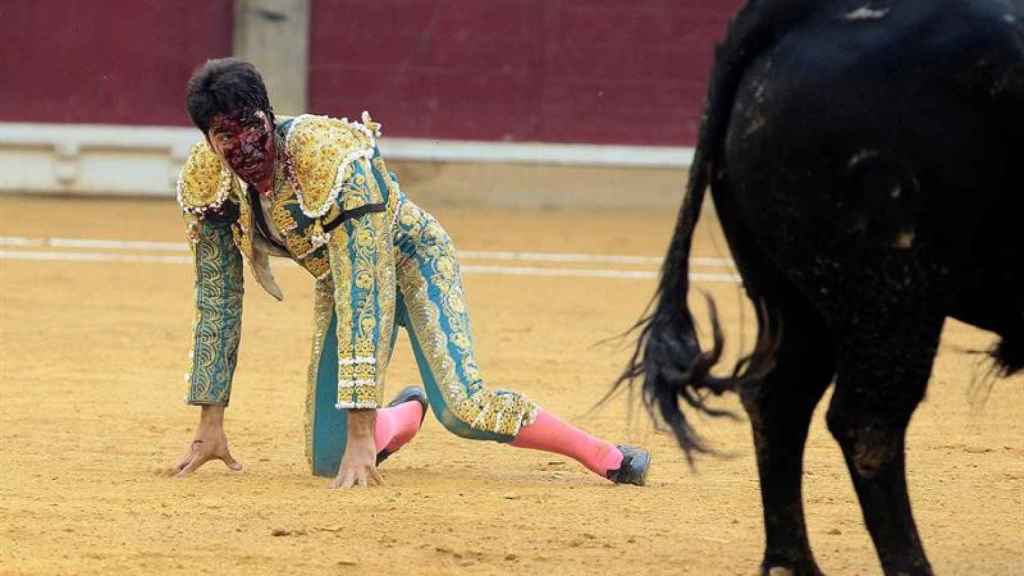 Cayetano Rivera en el momento en que el toro elogiado