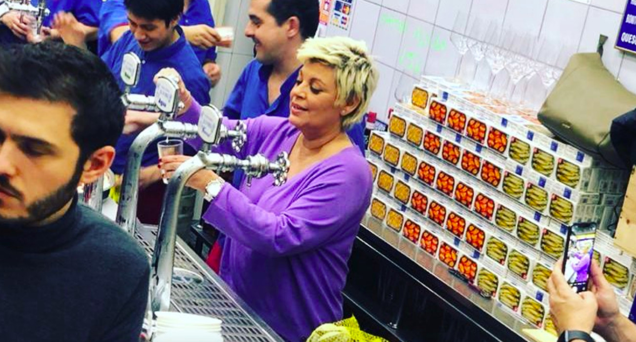 Terelu Campos se estrena como camarera sirviendo cervezas / INSTAGRAM