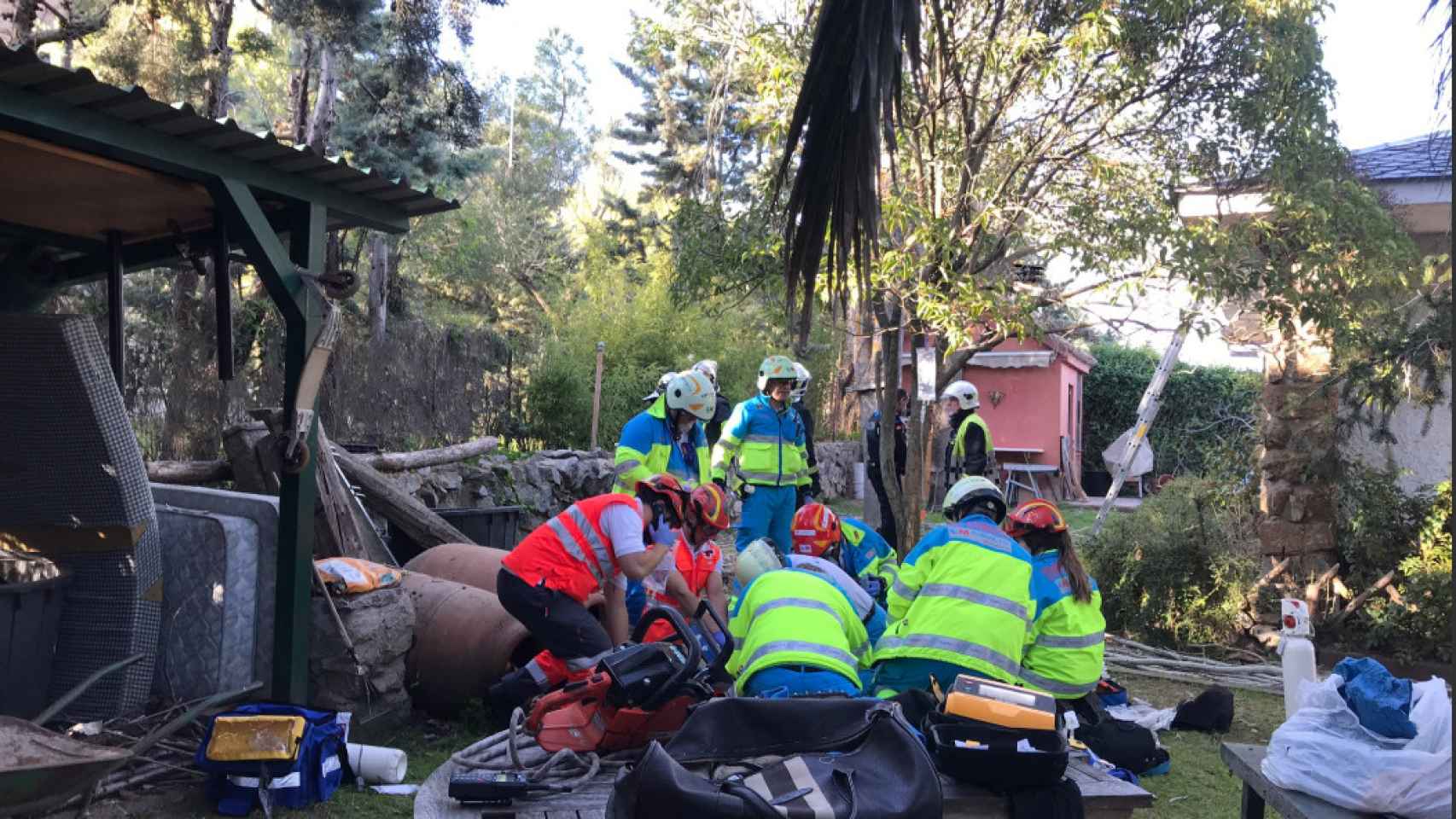 Los servicios de emergencia intentan reanimar al hombre electrocutado mientras podaba un árbol, que acabó falleciendo / 112 COMUNIDAD DE MADRID