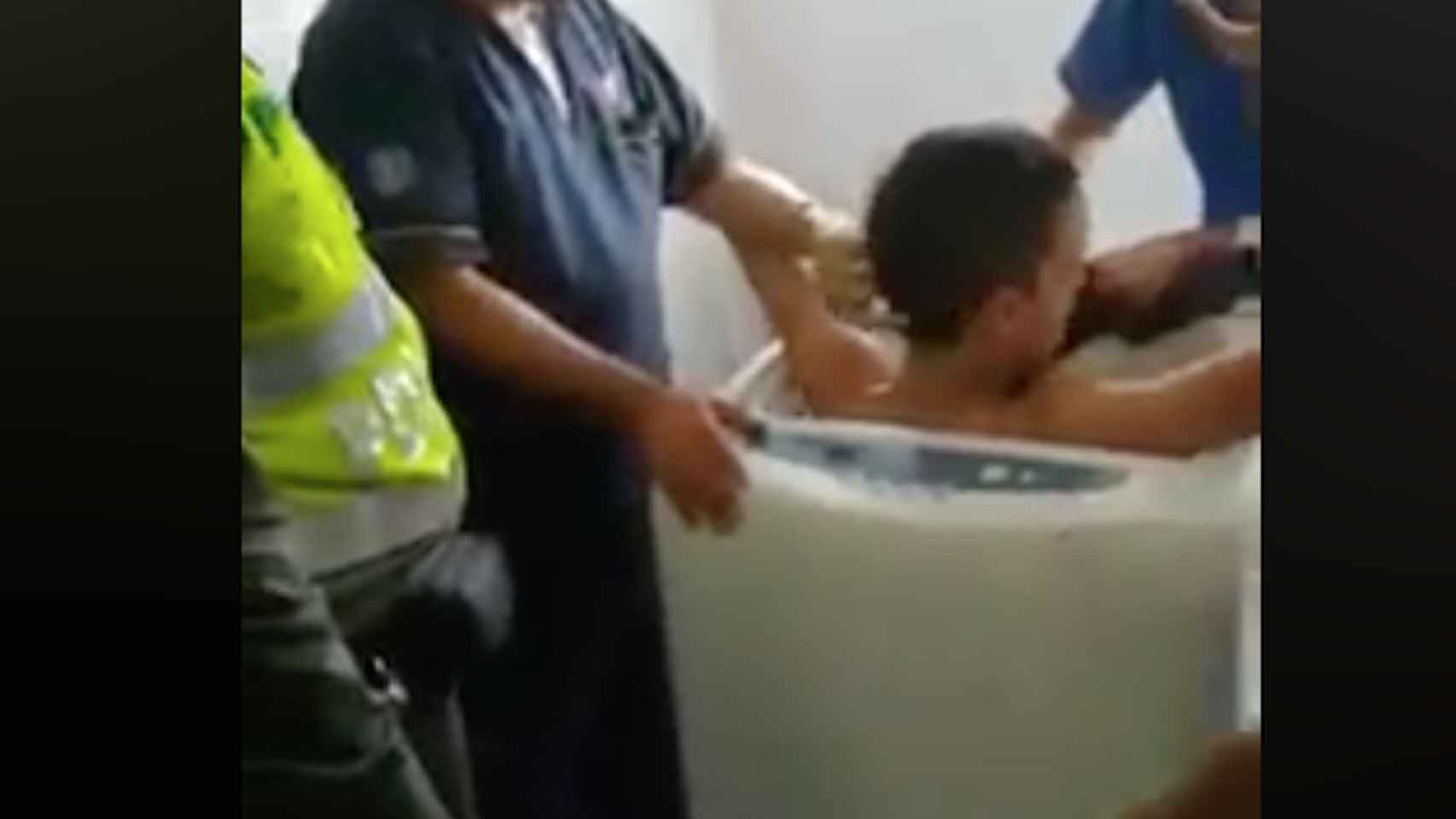 Una foto del niño atrapado en la lavadora