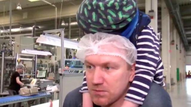 Graff junto a su hijo enfermo de leucemia trabajadores