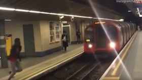 El joven salta al otro andén antes de que llegue el metro