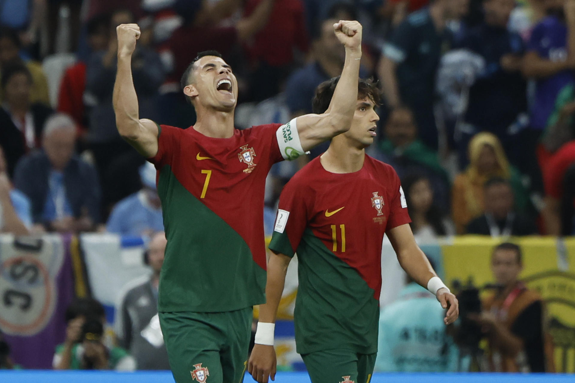 Cristiano Ronaldo, junto a Joao Félix, celebra el gol que finalmente dio la FIFA a Bruno Fernandes / EFE