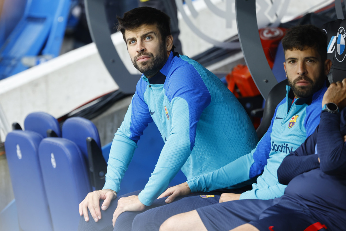 Gerard Piqué, junto a Jordi Alba en el banquillo del Barça / EFE