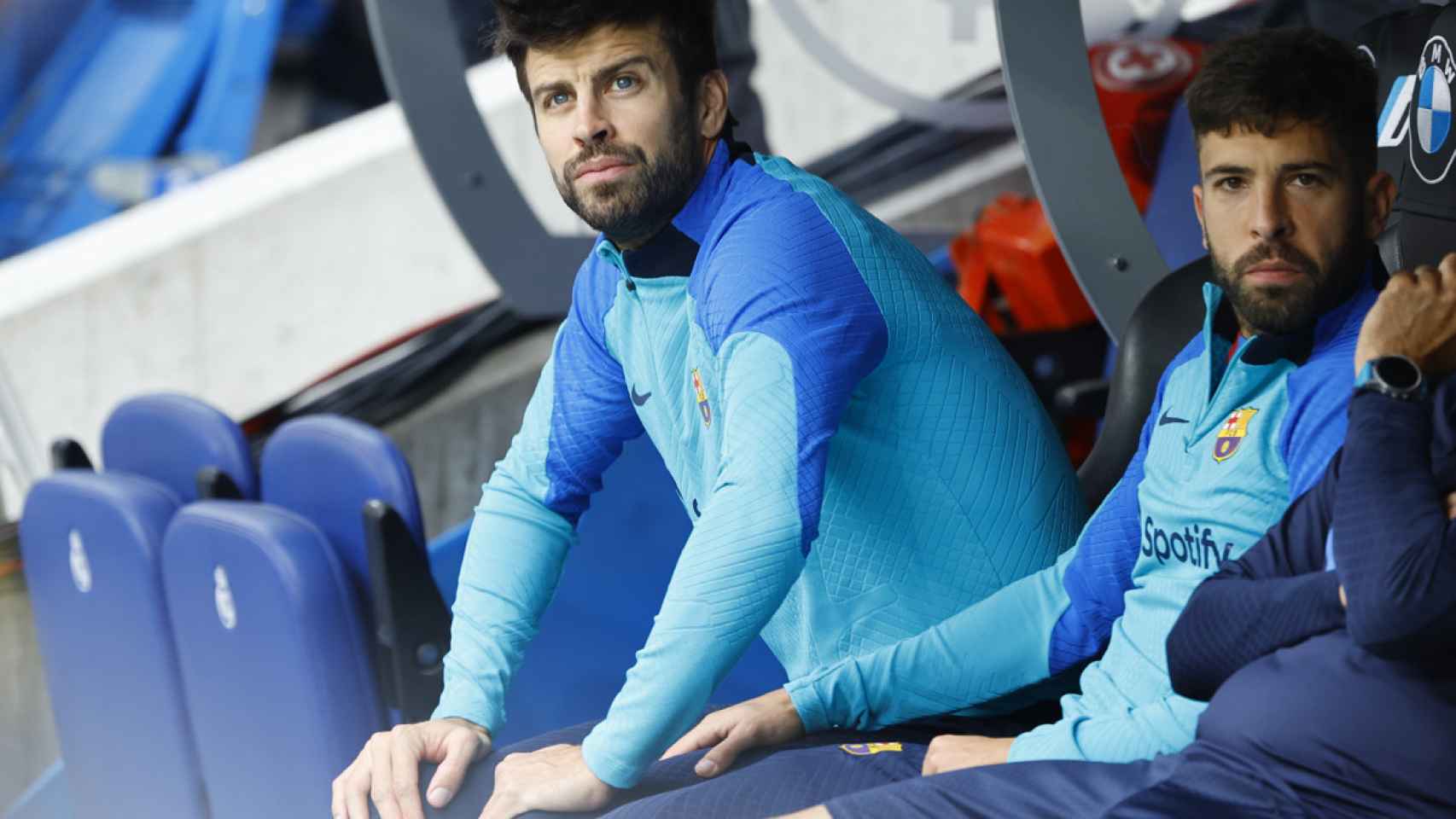 Gerard Piqué, junto a Jordi Alba en el banquillo del Barça / EFE