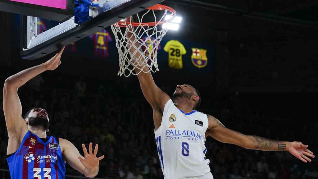 Adam Hanga anota dos puntos ante la marca de Mirotic, en el partido entre el Barça y Real Madrid / EFE