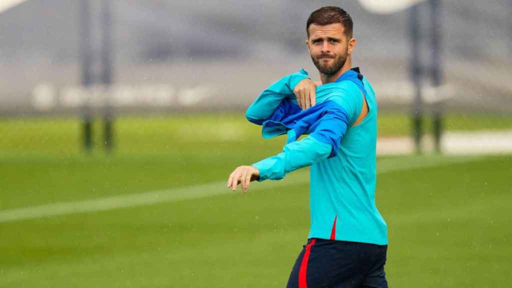 Miralem Pjanic, durante una sesión de entrenamiento con el FC Barcelona / EFE