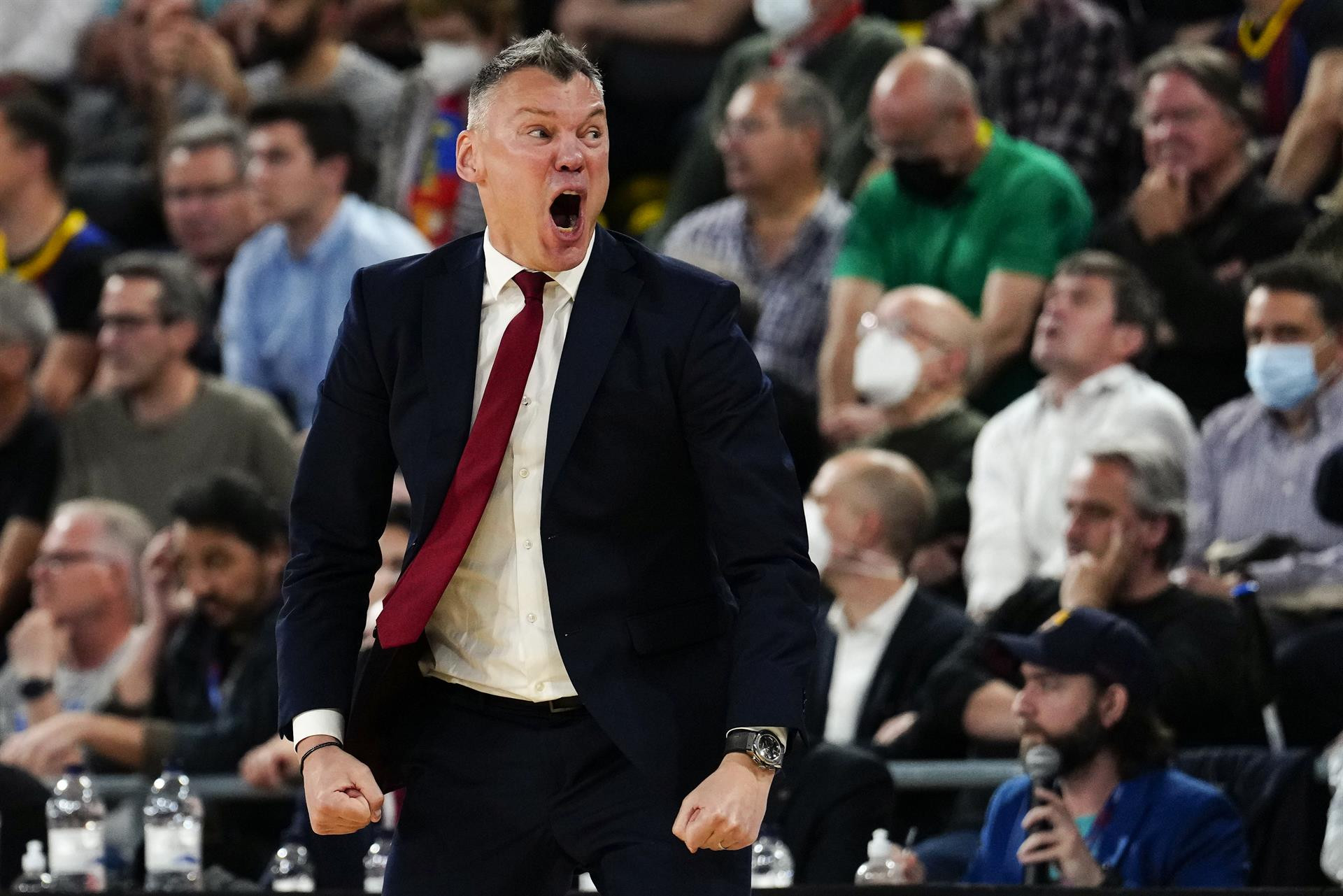 Jasikevicius grita a sus jugadores en el Palau durante el Barça-Bayern / EFE