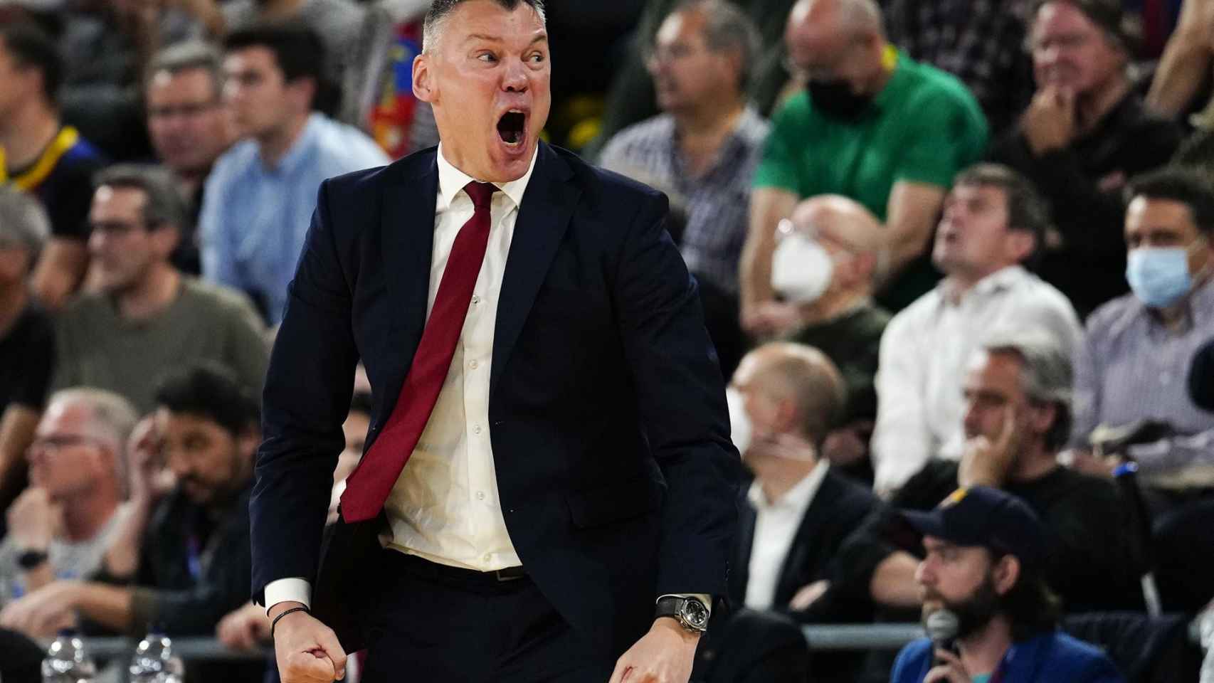 Jasikevicius grita a sus jugadores en el Palau durante el Barça-Bayern / EFE