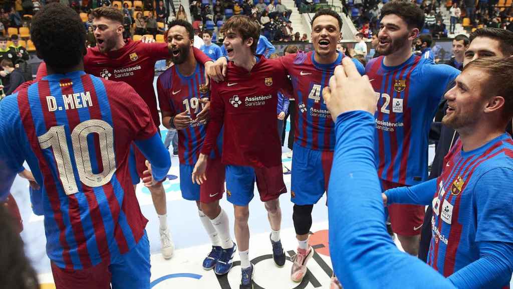 Los jugadores del arça celebran el título de la Liga Asobal en la pista del Anaitasuna / EFE