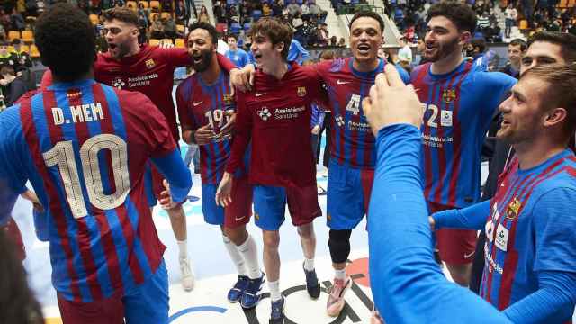 Los jugadores del arça celebran el título de la Liga Asobal en la pista del Anaitasuna / EFE