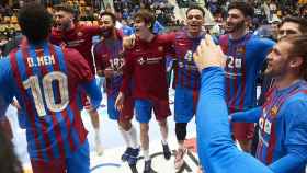 Los jugadores del arça celebran el título de la Liga Asobal en la pista del Anaitasuna / EFE