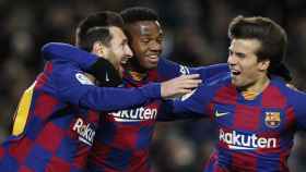 Messi celebra un gol junto a Ansu Fati y Riqui Puig, tres jugadores de La Masía | EFE