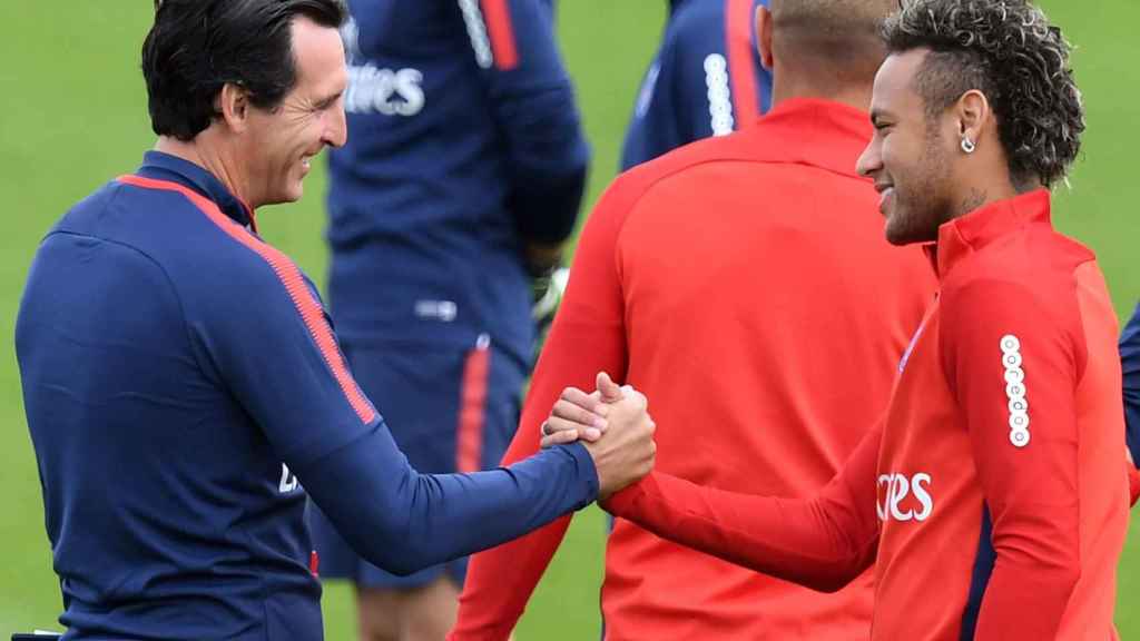 Emery saluda a Neymar en un entrenamiento del PSG | EFE