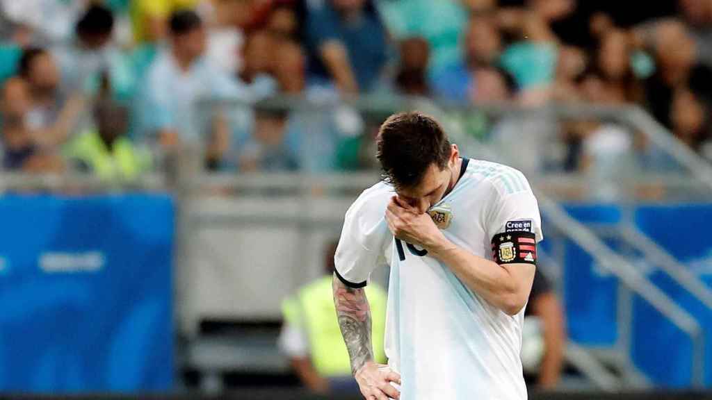 Leo Messi, derrotado tras el partido de Argentina contra Colombia / EFE