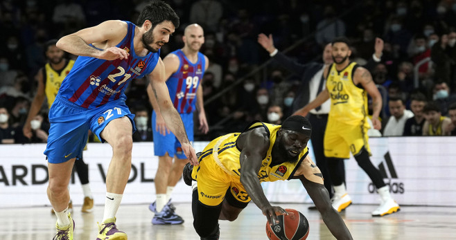 Alex Abrines, defendiendo el balón contra Marial Shayok, en el Barça Fenerbahce / EFE