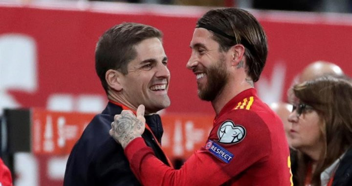 Robert Moreno y Sergio Ramos tras la victoria ante Malta/ EFE