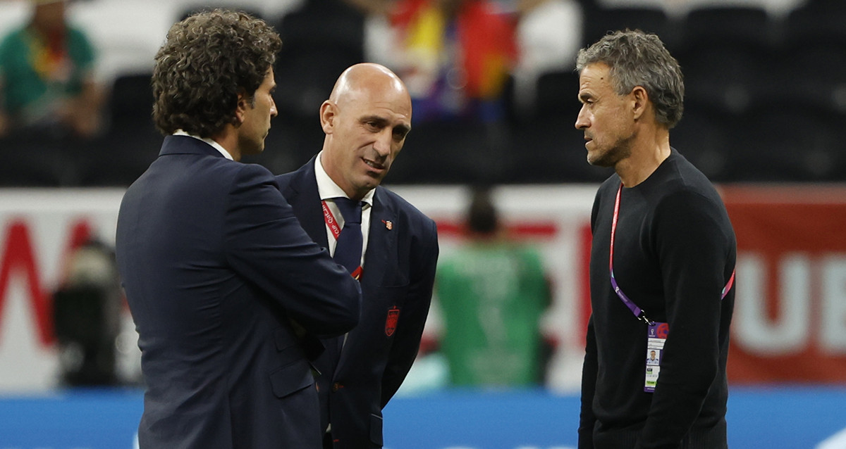 Luis Rubiales conversa con Luis Enrique en la previa de un partido de España / EFE