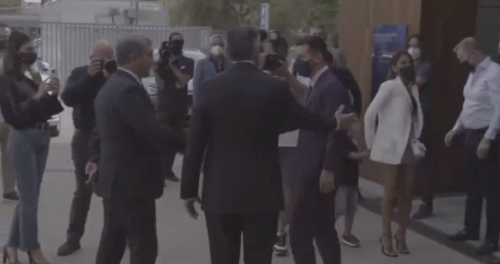 Imagen del saludo entre Joan Laporta y Leo Messi el día de su despedida / FCB