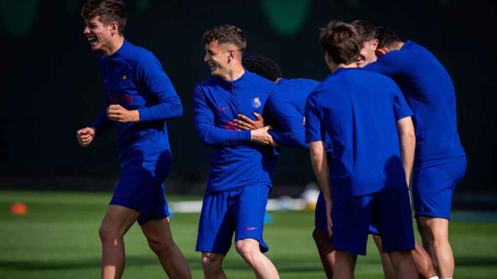 Varios futbolistas de la cantera del Barça entrenan con el equipo de Xavi / FCB