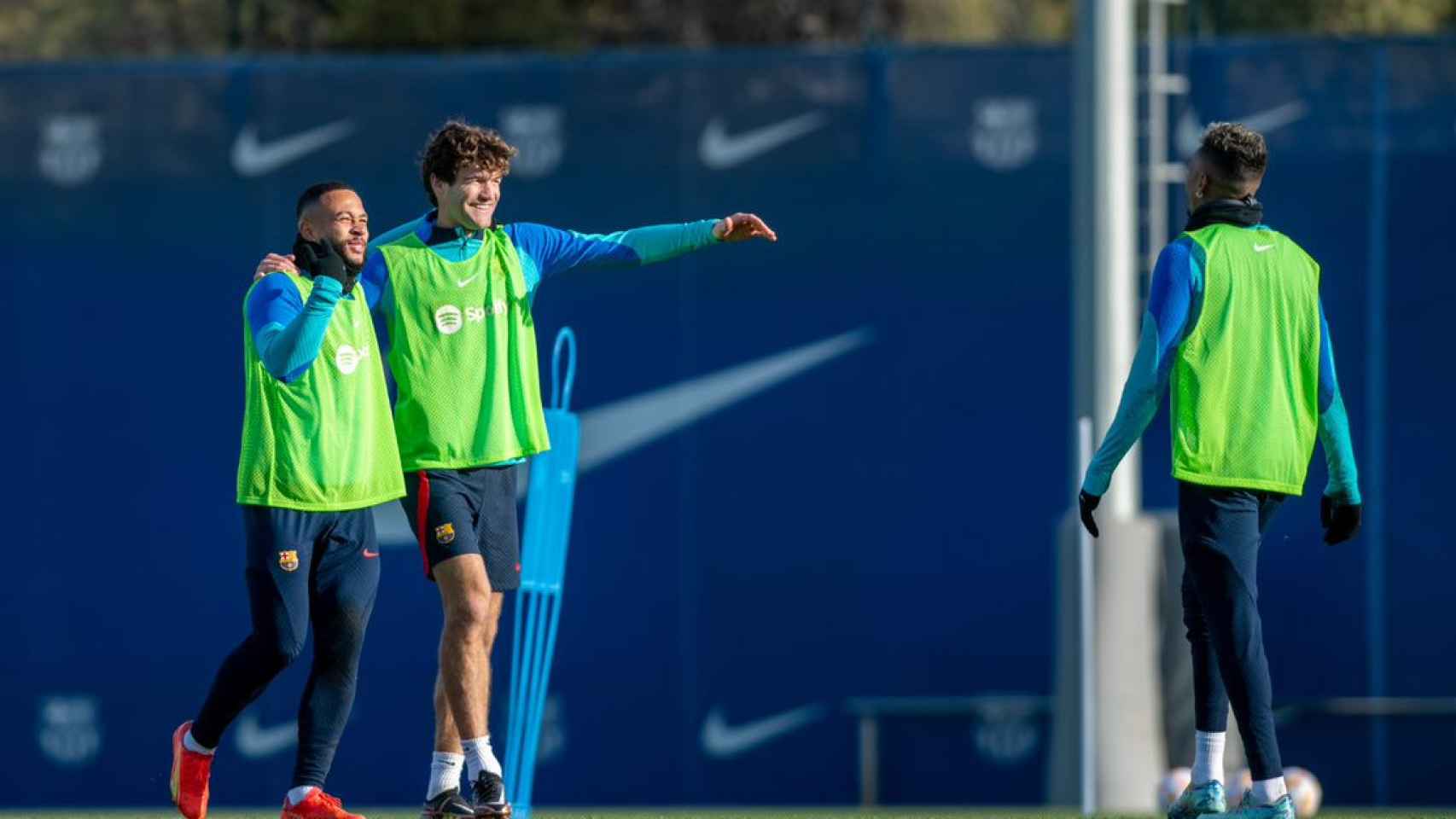 Memphis Depay y Marcos Alonso bromean con Raphinha: los tres saben lo que es jugar en la Premier / FCB