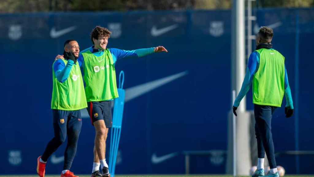 Memphis Depay y Marcos Alonso bromean con Raphinha: los tres saben lo que es jugar en la Premier / FCB