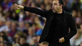 Xavi da órdenes a sus futbolistas en el Barça-Celta / EFE