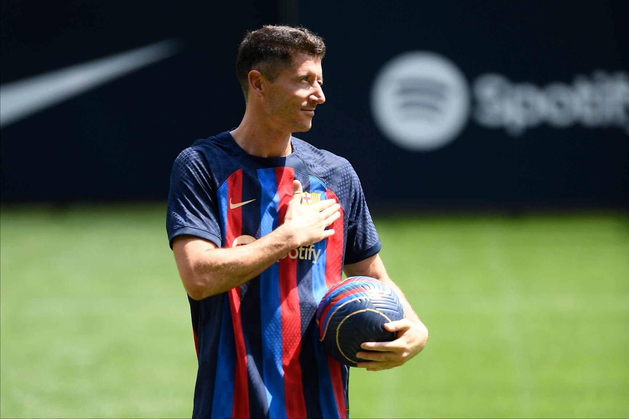 Robert Lewandowski se presenta en el Camp Nou / REDES