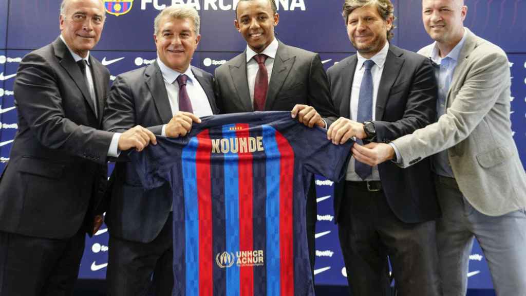 Laporta presenta a Koundé junto a Mateu Alemany, Jordi Cruyff y Rafa Yuste / EFE