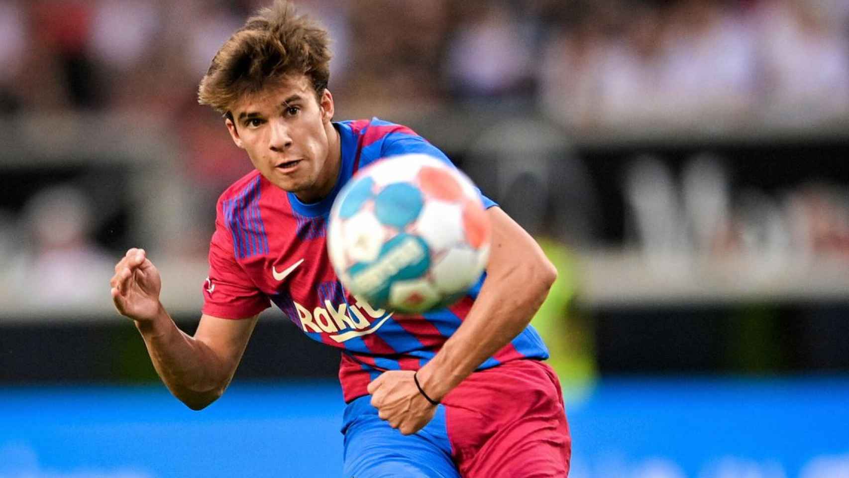 Riqui Puig, durante un partido con el Barça en la temporada 2021-22 / EFE