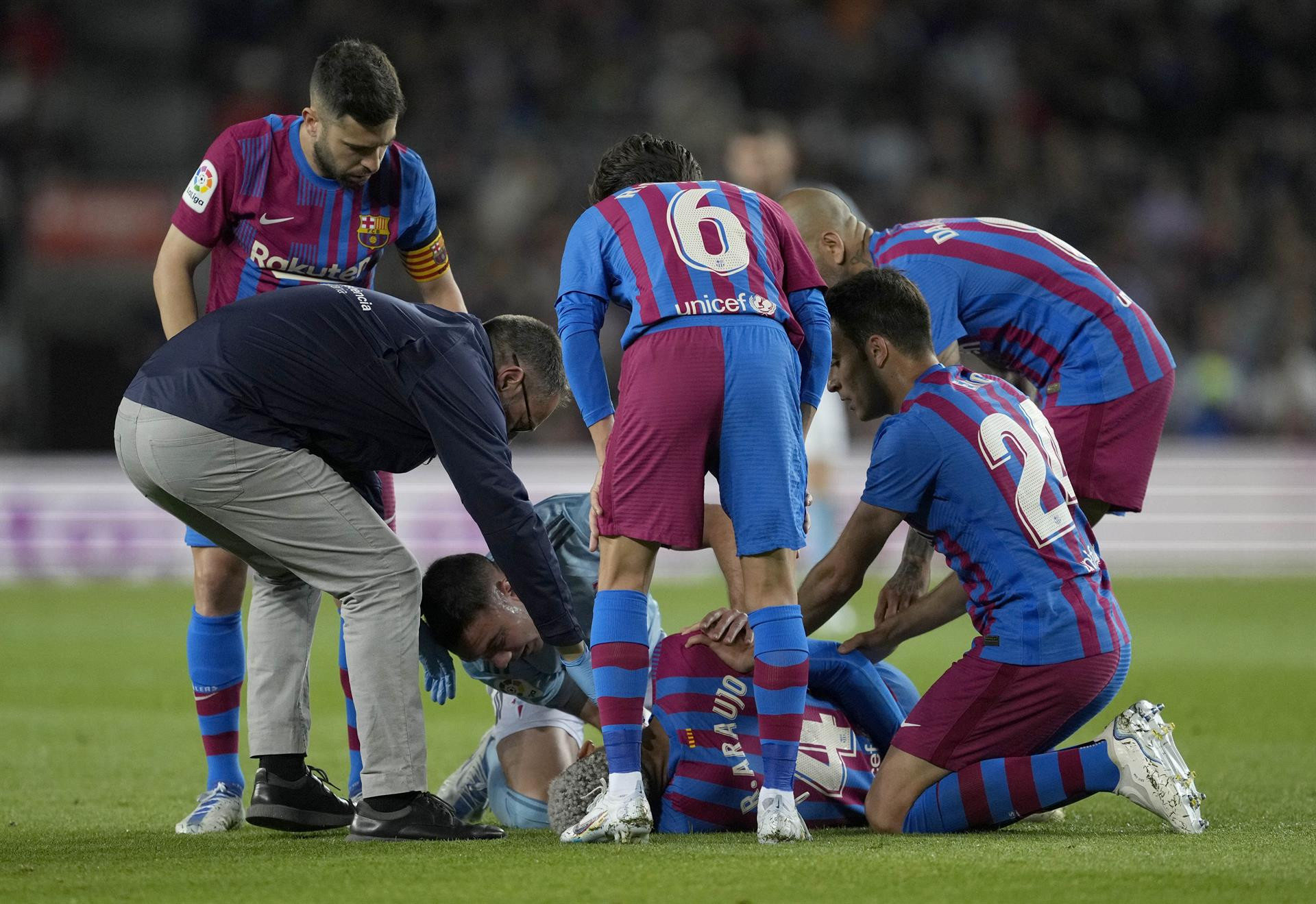 Los jugadores del Barça auxilian a Araujo tras su fuerte golpe con Gavi / EFE