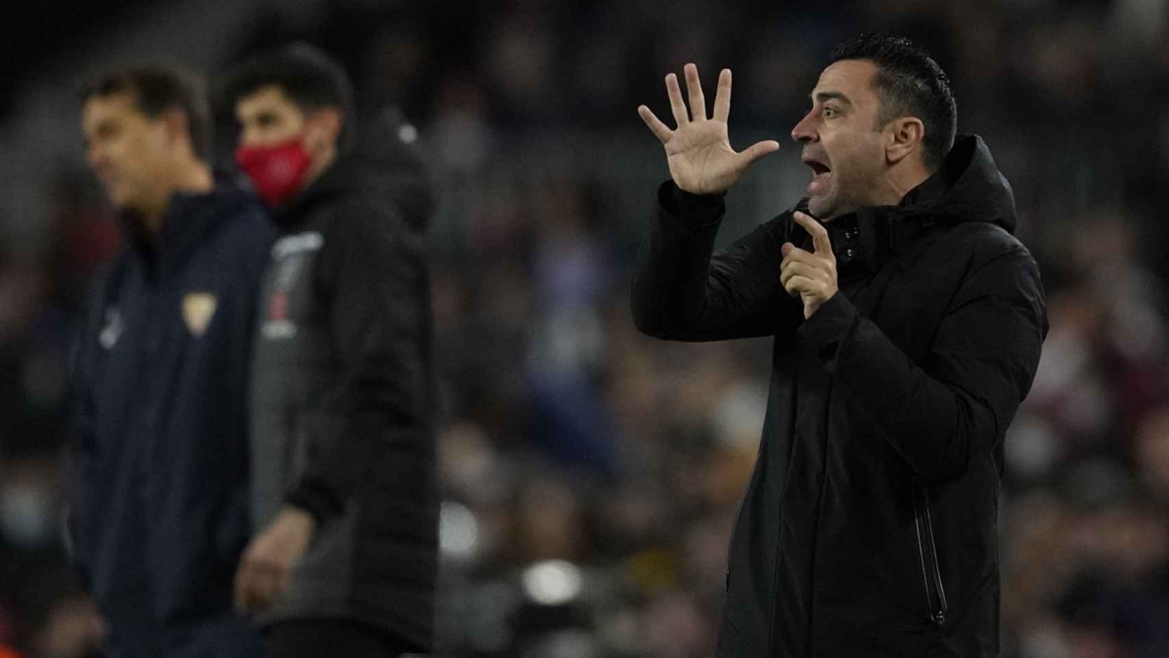 Xavi Hernández, dando indicaciones durante el Barça Sevilla / EFE