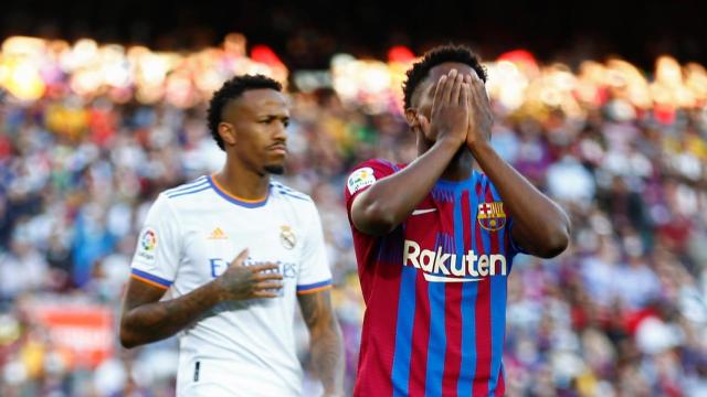 Ansu Fati se lamenta tras fallar una acción de ataque en el clásico / EFE