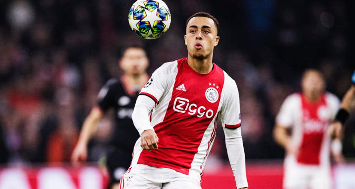 Sergiño Dest en una acción con la camiseta del Ajax