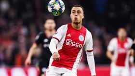 Sergiño Dest en una acción con la camiseta del Ajax