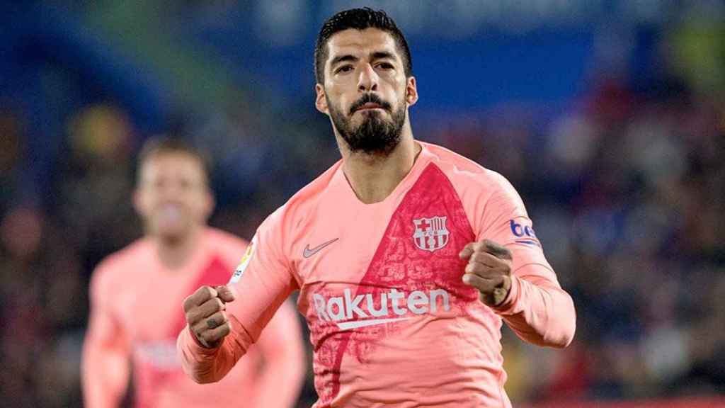 El delantero uruguayo del FC Barcelona, Luis Suárez, celebra su gol anotado ante el Getafe CF / EFE